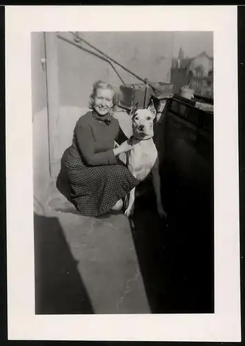 Fotografie Dame mit Hund Dogge auf dem Balkon