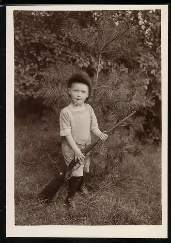 Fotografie Jagd-Hatz, Knabe mit Gewehr wartet auf sein Jagdglück