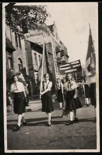 Fotografie Pionier-Mädchen mit Banner: Jungen, Mädel steigert euren Lerneifer