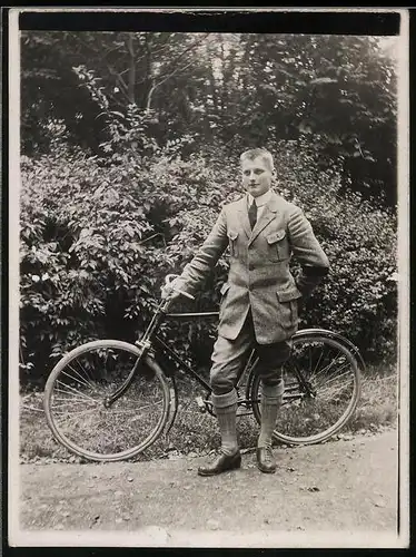 Fotografie junger Mann im Anzug mit Fahrrad, Velo, Bike