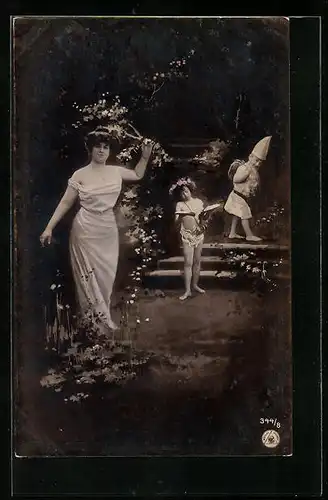 AK Frau im Kleid und Zwerg mit einem Jungen