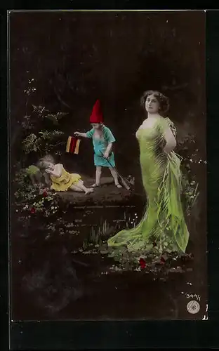 AK Frau im grünen Kleid und Zwerg mit Mädchen