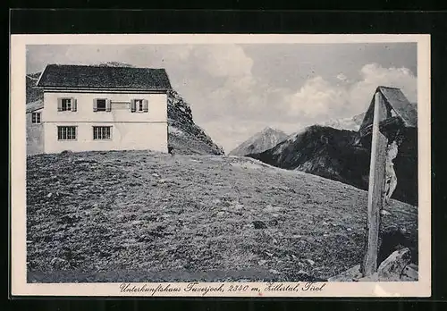 AK Unterkunftshaus Tuxerjoch, Berghütte von einem Wegkreuz aus gesehen