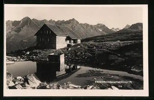 AK Friedrichshafnerhütte, Berghütte an einer steilen Klippe