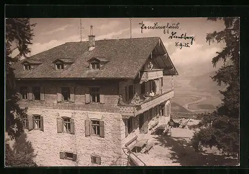 AK Kufsteiner-Haus am Pendling, Gäste auf den Balkonen der Berghütte