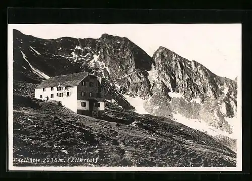 AK Edelhütte, Berghütte vor Alpenwand