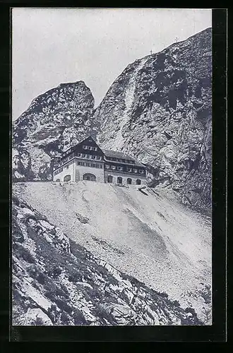 AK Berghotel Wendelsteinhaus, Gesamtansicht mit Gipfelkreuzen