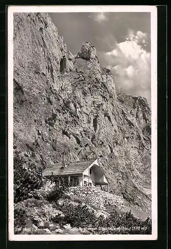 AK Schellenberger Eishöhlenhütte, Gesamtansicht mit Bergen