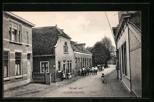 AK Oudshoorn, Strassenpartie mit Kindern und Wohnhäusern