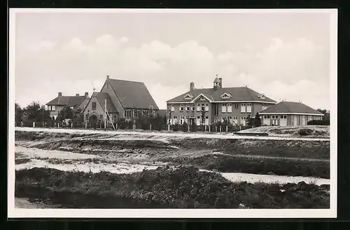 AK Amsterdamscheveld, Front R. K. Kerk met Pastorie en Zusterhuis