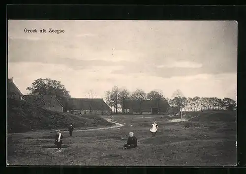 AK Zeegse, Spielende Kinder auf einer Wiese