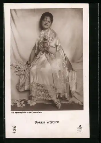 AK Schauspielerin Dorrit Weixler mit einer Blume