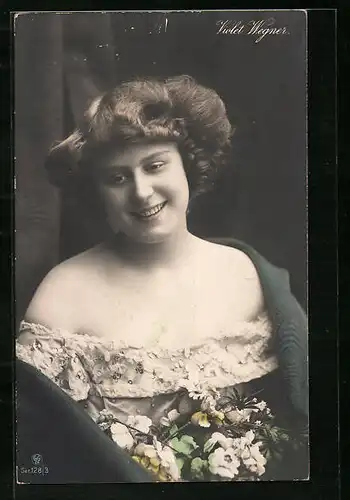 AK Schauspielerin Violet Wegner im schulterfreien Kleid