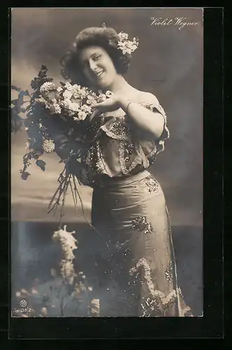 AK Schauspielerin Violet Wegner im bestickten Kleid mit Blumen
