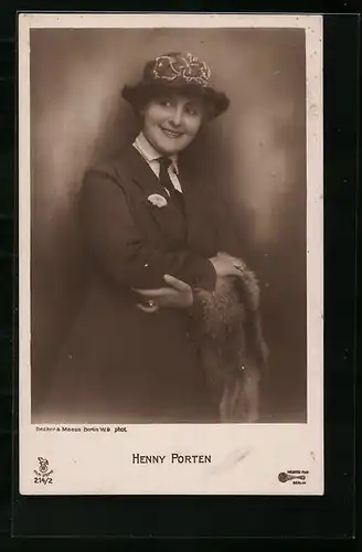 AK Schauspielerin Henny Porten in einer Uniform mit Pelz in der Hand