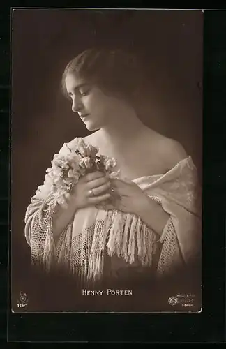 AK Schauspielerin Henny Porten mit Hochsteckfrisur und Blumengesteck in der Hand