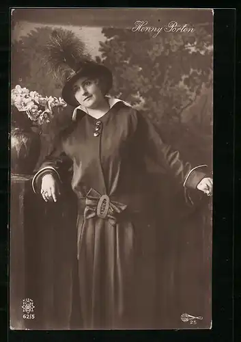 AK Schauspielerin Henny Porten im langen Kleid mit Federhut