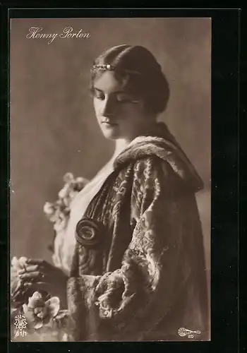 AK Schauspielerin Henny Porten im festlichen Gewand mit filigraner Krone