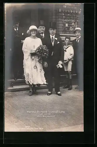 AK Schauspielerin Henny Porten während ihrer Vermählung vor dem Standesamt 1921