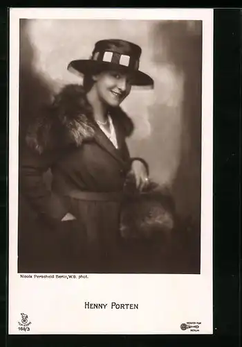 AK Schauspielerin Henny Porten lächelnd mit Handtasche