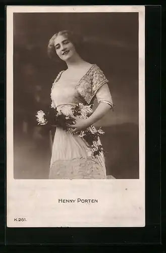AK Schauspielerin Henny Porten im weissen Kleid mit Blumen