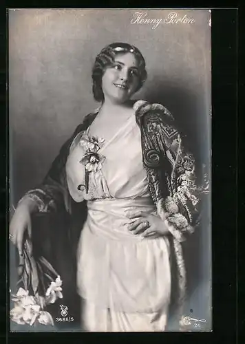 AK Schauspielerin Henny Porten in besticktem Mantel mit Blumenstrauss