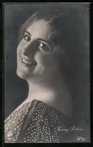 AK Schauspielerin Henny Porten lächelt über die Schulter