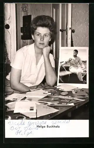 AK Schauspielerin Helga Buchholz am Schreibtisch sitzend