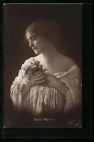 AK Schauspielerin Henny Porten mit Blumen in der Hand