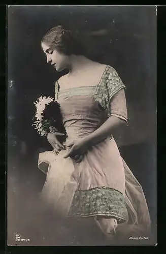 AK Schauspielerin Henny Porten im Kleid mit Blumen im Arm
