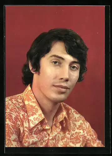 AK Bisser Kirow, Portrait des Musikers in gemustertem Hemd