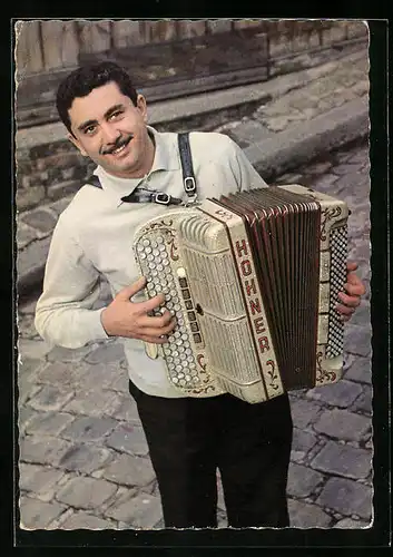 AK Lucien Attard, Portrait des Musikers mit seinem Akkordeon
