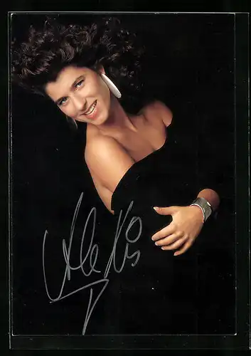 AK Alexis, Portrait der Musikerin in schulterlosem Kleid, Autograph