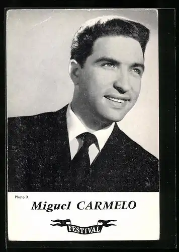 AK Miguel Carmelo, Portrait des Musikers im Anzug