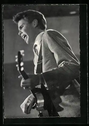 AK Musiker Peter Kraus mit Gitarre