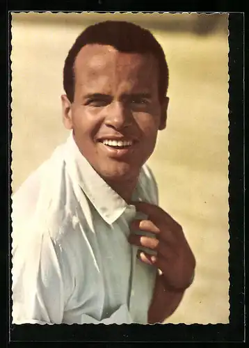 AK Musiker Harry Belafonte im weissen Hemd