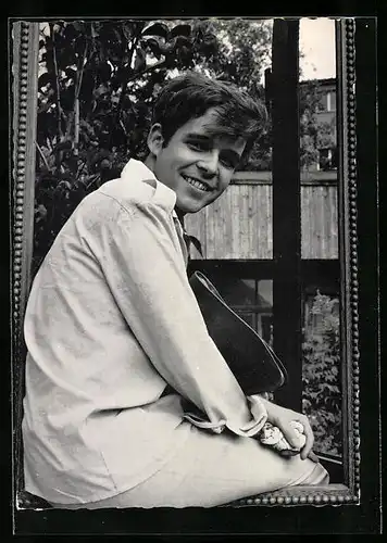 AK Musiker Thomas Fritsch sitzend im weissen Hemd