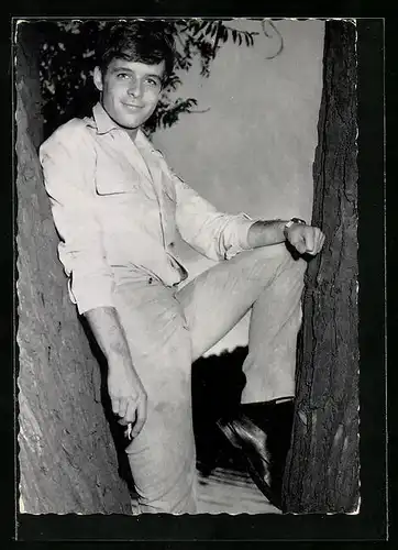 AK Musiker Thomas Fritsch an einen Baum gelehnt