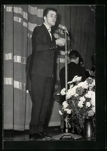 AK Musiker Gus Backus singend am Mikrofon