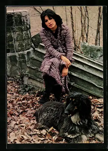 AK Musikerin Luminiza im lila Mantel mit Hund