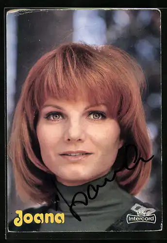 AK Musikerin Joana mit grünem Rollkragenpullover