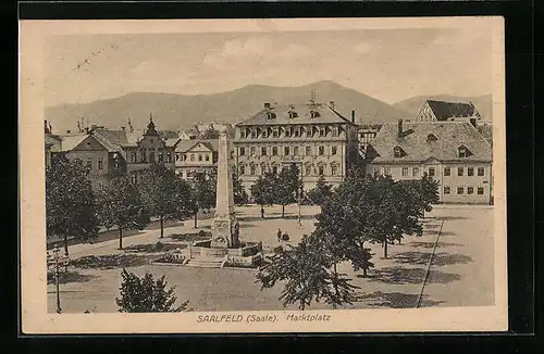 AK Saalfeld /Saale, Monument am Marktplatz