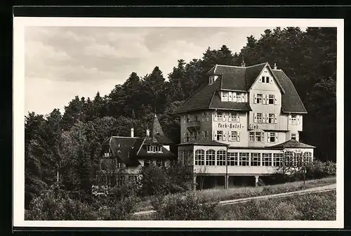 AK Freudenstadt, Parkhotel Lieb mit waldiger Landschaft