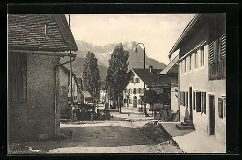 AK Partenkirchen, St. Florian Platz gegen die Zugspitze