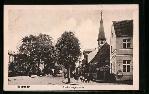 AK Neuruppin, Rheinsbergerstrasse mit Kirche