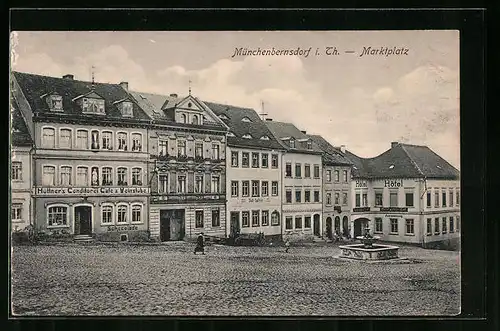 AK Münchenbernsdorf i. Th., Marktplatz mit Hüttner`s Conditorei und Weinstube