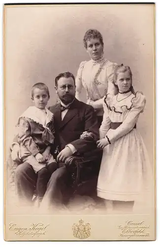 Fotografie Eugen Kegel, Cassel, Grosse Rosenstrasse 5, Junge Familie mit Tochter im Backfischalter und jüngerem Sohn