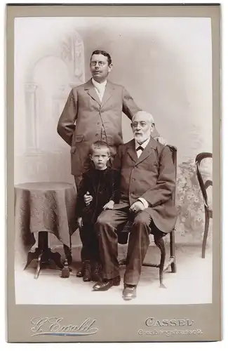 Fotografie G. Ewald, Cassel, Giesbergstrasse 9, Alter und jüngerer Mann mit kleinem Jungen im Sonntagsstaat