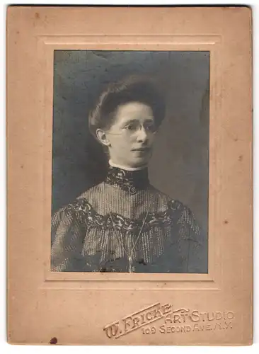 Fotografie W. Fricke, New York, 109 Second Ave., Junge Frau mit Brille und hochgetürmter Frisur