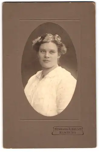 Fotografie Hermann Albrecht, Hamburg, Junge Frau mit gewellten Haaren und Halskette